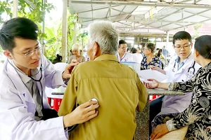 Bác sĩ trẻ khám chữa bệnh miễn phí cho bà con có hoàn cảnh khó khăn tại huyện Hòn Đất, tỉnh Kiên Giang. Ảnh: VIỆT NGA