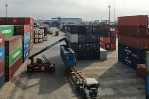 Vận chuyển container hàng hóa bằng đường bộ vẫn là lựa chọn ưu tiên của các doanh nghiệp. Ảnh chụp tại Cảng Cát Lái (TPHCM). Ảnh: HOÀNG HÙNG
