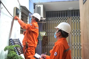 Nhân viên điện lực TPHCM kiểm tra sự cố điện tại nhà dân