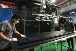  Hệ thống khuôn ép tự động tạo sản phẩm khung tivi kích thước lớn tại Công ty Minh Nguyên (Khu Công nghệ cao TPHCM). Ảnh: HOÀNG HÙNG