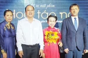 Phó Bí thư Thành ủy TPHCM Nguyễn Hồ Hải và Đại sứ Hungary Baloghdi Tibor (bìa phải) tham dự buổi công chiếu phim Hoa táo nở