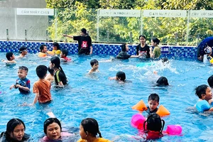Trẻ học bơi tại hồ bơi thuộc Khu dân cư Hiệp Thành, quận 12, TPHCM