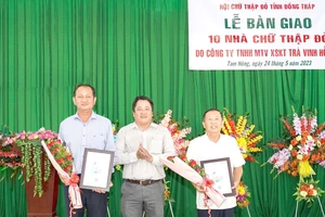 Công ty TNHH MTV XSKT tỉnh Trà Vinh trao tặng 10 căn nhà Chữ thập đỏ tại xã Phú Thành A, huyện Tam Nông, Đồng Tháp