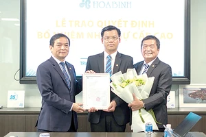 Ông Lê Văn Nam (giữa) nhận quyết định bổ nhiệm Tổng Giám đốc Tập đoàn Xây dựng Hòa Bình