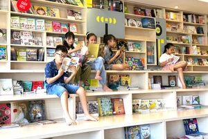 Vào hè, thiếu nhi lại đến đọc sách tại Trung tâm Sách Kim Đồng 