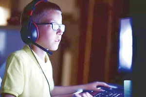 Thức đêm online là một trong các dấu hiệu trẻ em tham gia tội phạm mạng có tổ chức Ảnh: KaSpersky