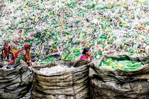 Một địa điểm phân loại rác thải nhựa để tái chế ở Bangladesh