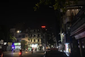 TP Hà Nội tắt các bóng đèn chiếu sáng công cộng (ngay cả khu vực nội thành) vào buổi tối để tiết kiệm điện