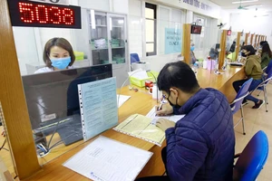 Người lao động tại TP Hà Nội tới cơ quan BHXH ở Hà Nội để làm các thủ tục liên quan tiền lương, BHXH, an sinh xã hội