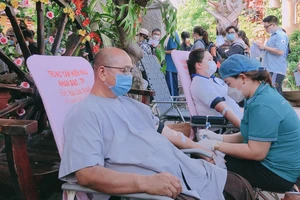 Đông đảo tăng ni, phật tử, người dân tham gia hiến máu tại chùa Phước Tường, TP Thủ Đức (TPHCM)