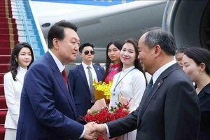 Chủ nhiệm Văn phòng Chủ tịch nước Lê Khánh Hải đón Tổng thống Hàn Quốc Yoon Suk Yeol và Phu nhân tại sân bay quốc tế Nội Bài. Nguồn: TTXVN