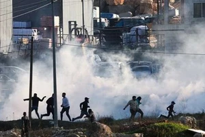 Lực lượng an ninh Israel bắn hơi cay về phía người biểu tình Palestine trong cuộc đụng độ tại thành phố Ramallah, khu Bờ Tây, ngày 26-1-2023. Nguồn: TTXVN