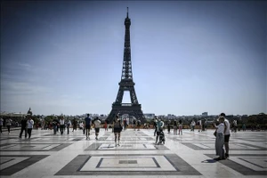 Du khách tham quan tháp Eiffel ở thủ đô Paris. Nguồn: TTXVN
