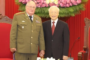 Tổng Bí thư Nguyễn Phú Trọng tiếp Thượng tướng Álvaro López Miera. Ảnh: TTXVN