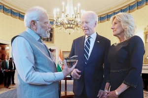 Tổng thống Mỹ Joe Biden và phu nhân (phải) tiếp Thủ tướng Ấn Độ Narendra Modi tại Nhà Trắng