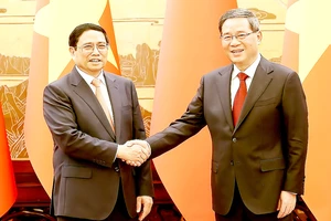 Thủ tướng Lý Cường chủ trì lễ đón Thủ tướng Phạm Minh Chính thăm chính thức Trung Quốc. Ảnh: TTXVN