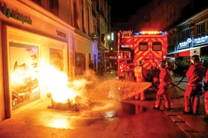 Lính cứu hỏa dập đám cháy tại thủ đô Paris