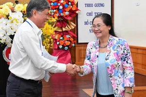 Đồng chí Nguyễn Thị Lệ trao đổi với Bí thư Đảng ủy, Giám đốc Sở GD-ĐT TPHCM Nguyễn Văn Hiếu. Ảnh: VIỆT DŨNG 