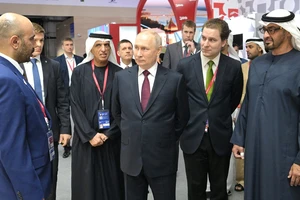 Tổng thống Nga Vladimir Putin (giữa) và Tổng thống Các Tiểu vương quốc Arab Thống nhất (bìa phải) Sheikh Mohamed bin Zayed Al Nahyan bên lề Diễn đàn Kinh tế Quốc tế Saint Petersburg ngày 16-6. Ảnh : GETTY IMAGES