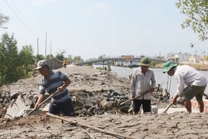  Người dân trên địa bàn xã Tân Duyệt (huyện Đầm Dơi, tỉnh Cà Mau) hiến đất, chuẩn bị mặt bằng để làm đường bê tông