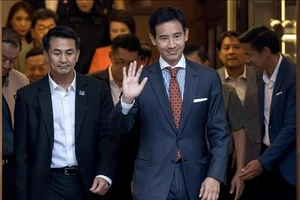 Lãnh đạo đảng Vì nước Thái (Pheu Thai) Chonlanan Srikaew (trái) và lãnh đạo đảng Tiến bước (MFP) Pita Limjaroenrat (giữa) trong một cuộc họp tại Bangkok. Nguồn: TTXVN