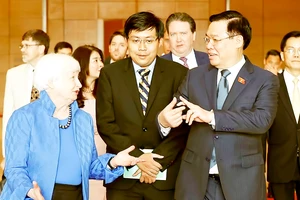 Chủ tịch Quốc hội Vương Đình Huệ đề nghị Hoa Kỳ hỗ trợ Việt Nam trong chuyển đổi năng lượng công bằng, nhất là về tài chính, trong buổi tiếp Bộ trưởng Bộ Tài chính Hoa Kỳ Janet Yellen.Ảnh: TTXVN