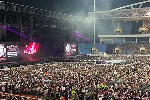 Khoảng 36.000 khán giả đội mưa đến đêm nhạc của BlackPink ở Hà Nội
