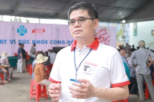 Ông Ko Chung Chih - Phó Tổng Giám đốc Công ty Vedan Việt Nam tại buổi khám bệnh 