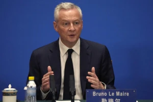 Bộ trưởng Kinh tế và Tài chính Pháp Bruno Le Maire tại buổi họp báo ở Bắc Kinh. Ảnh: Lemonde 