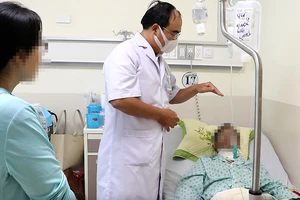 TS-BS Nguyễn Anh Khôi thăm khám bệnh nhân sau phẫu thuật. Ảnh: NGÔ BÌNH