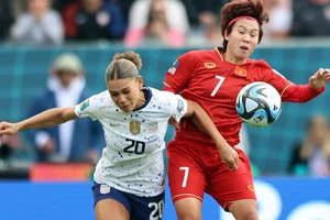 Tuyển thủ bóng đá nữ Việt Nam (số 7) trong trận đấu với đội tuyển Mỹ tại vòng chung kết World Cup nữ 2023