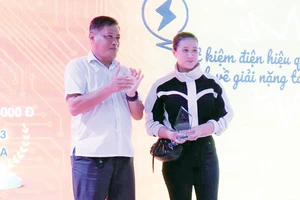 Ông Lê Anh Tuấn - Giám đốc Sở Công thương Tây Ninh trao giải nhất cho đại diện hộ gia đình ông Nguyễn Văn Hồng