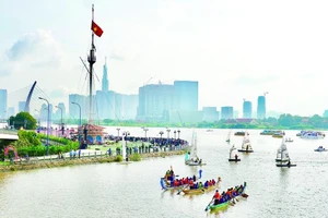 Lễ hội sông nước TPHCM với nhiều hoạt động sôi nổi trong ngày khai mạc. Ảnh: HOÀNG HÙNG 