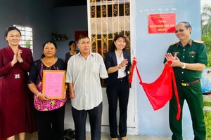 Gia đình Trung tướng Nguyễn Văn Nam trao tặng nhà cho gia đình bà Nguyễn Hồng Cúc (xã Tân Mỹ, huyện Đức Hòa, tỉnh Long An)