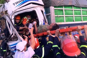 Đà Nẵng: Cứu tài xế bị mắc kẹt trong cabin xe tải sau tai nạn giao thông