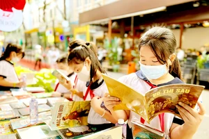 Đông đảo học sinh tìm đọc sách tại Đường sách TPHCM
