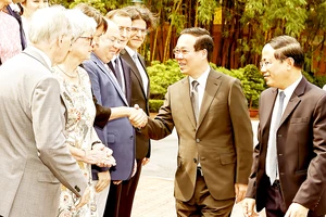 Chủ tịch nước Võ Văn Thưởng với các nhà khoa học quốc tế và Việt Nam. Ảnh: TTXVN