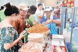 Du khách mua hải sản khô tại chợ hải sản Vũng Tàu