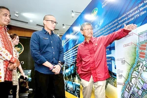 Nhà sáng lập Tập đoàn Jababeka, ông Setyono Djuandi Darmono (phải), giới thiệu với Bộ trưởng Du lịch và Kinh tế sáng tạo Indonesia Sandiaga Uno (giữa) về dự án Jababeka Movieland tại lễ khai trương