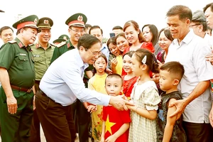 Thủ tướng Phạm Minh Chính thăm hỏi nhân dân vào Lăng viếng Chủ tịch Hồ Chí Minh. Ảnh: TTXVN