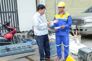 Kỹ sư Đặng Văn Song hướng dẫn công nhân thi Bàn tay vàng tại hiện trường