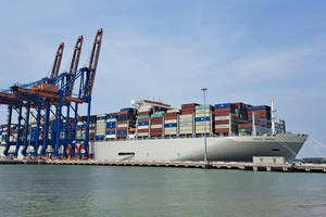 OOCL Spain, một trong những tàu container lớn nhất thế giới cập cảng Cái Mép - Thị Vải hồi tháng 3-2023