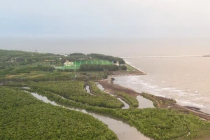 Công trình bờ kè chống sạt lở kết hợp phát triển du lịch được thực hiện thí điểm tại huyện Ngọc Hiển