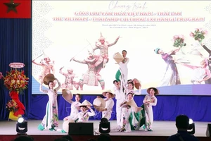 Tiết mục ca múa nhạc dân tộc do các nghệ sỹ Việt Nam trình diễn. Nguồn: BAOTINTUC