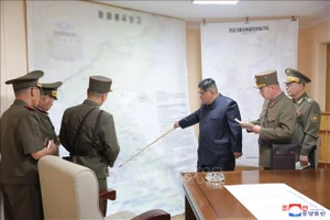  Nhà lãnh đạo Triều Tiên Kim Jong Un (thứ 3, phải) tới thăm sở chỉ huy tập trận thuộc Bộ Tổng tham mưu Quân đội Nhân dân Triều Tiên để tìm hiểu về tình hình cuộc tập trận chỉ huy với sự tham gia của toàn bộ quân đội nước này, ngày 29-8-2023. Ảnh: KCNA/TTXVN 