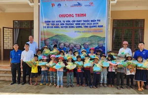 Đại diện các đơn vị tặng quà cho các em học sinh tại Trường TH-THCS Phan Bội Châu (xã Kà Dăng, huyện Đông Giang, tỉnh Quảng Nam)