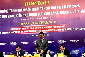 Chủ nhiệm Ủy ban Kinh tế Vũ Hồng Thanh chủ trì họp báo 