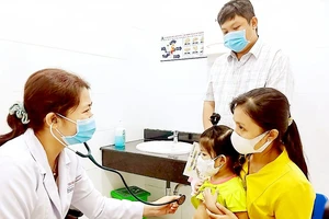 Bác sĩ CKII Phạm Thị Kiều Diễm, BV Nhi đồng 1 thăm khám hô hấp cho bệnh nhi