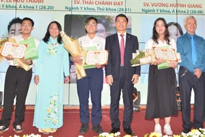 Trường Đại học Y khoa Phạm Ngọc Thạch trao 50 suất học bổng cho sinh viên khó khăn