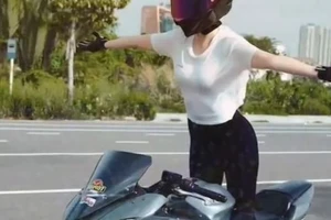 Hình ảnh người phụ nữ lái xe mô tô phân khối lớn trên đường